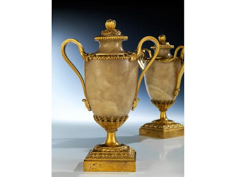 Paar Louis XVI-Alabasterdeckelvasen